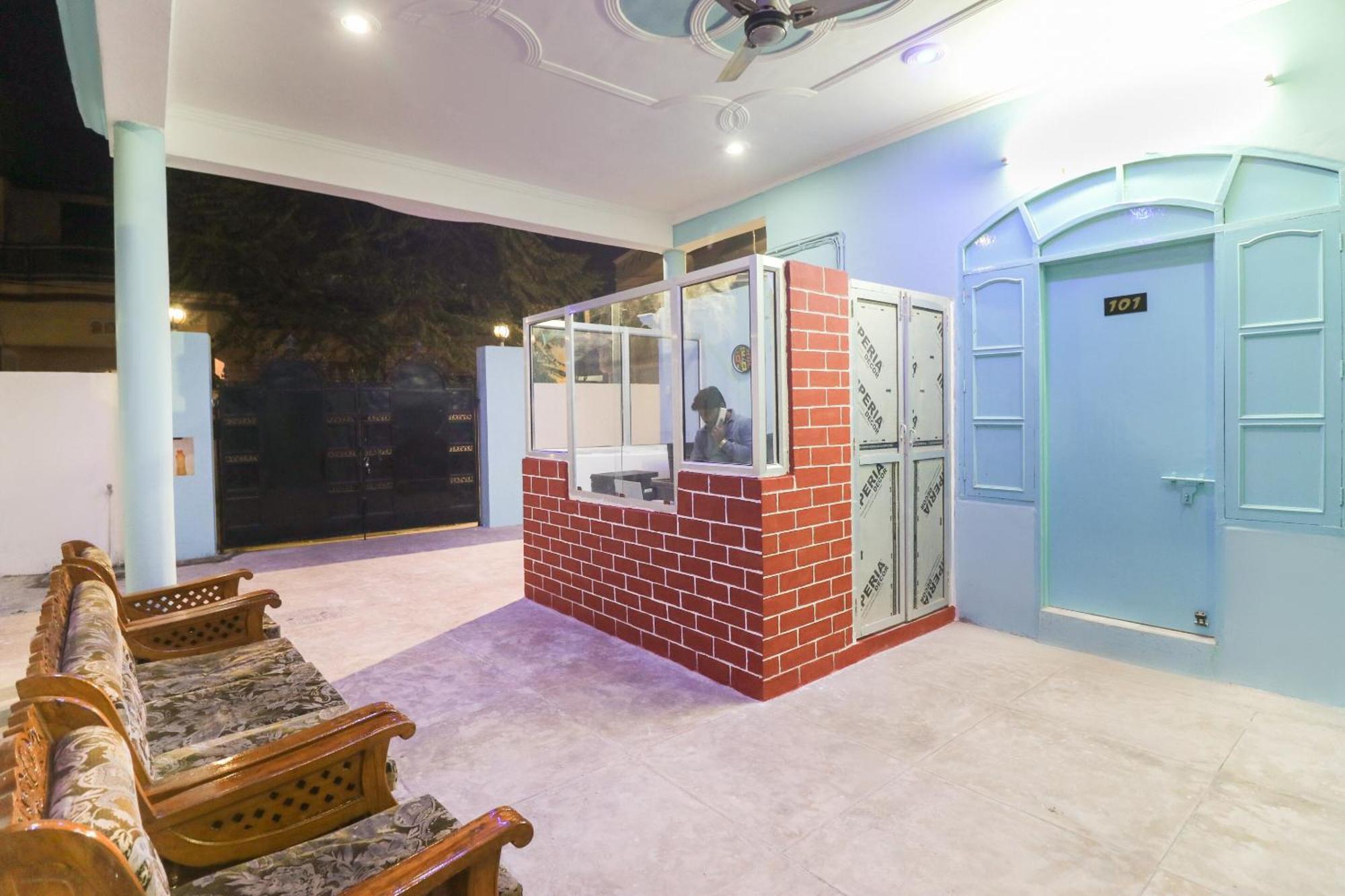 Hotel Flagship Xpress Near Munshi Pulia Metro Station 3*