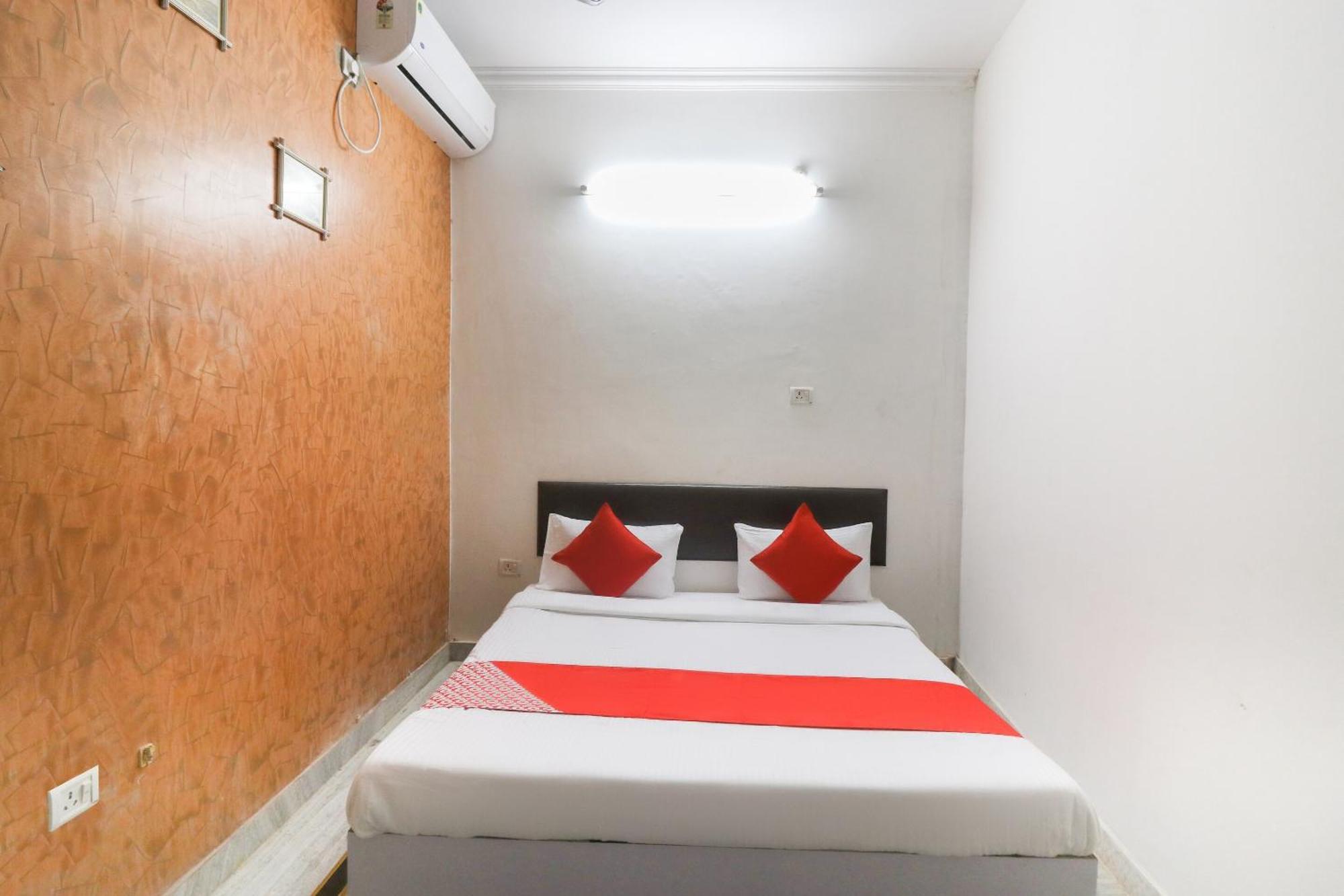 Hotel Flagship Xpress Near Munshi Pulia Metro Station