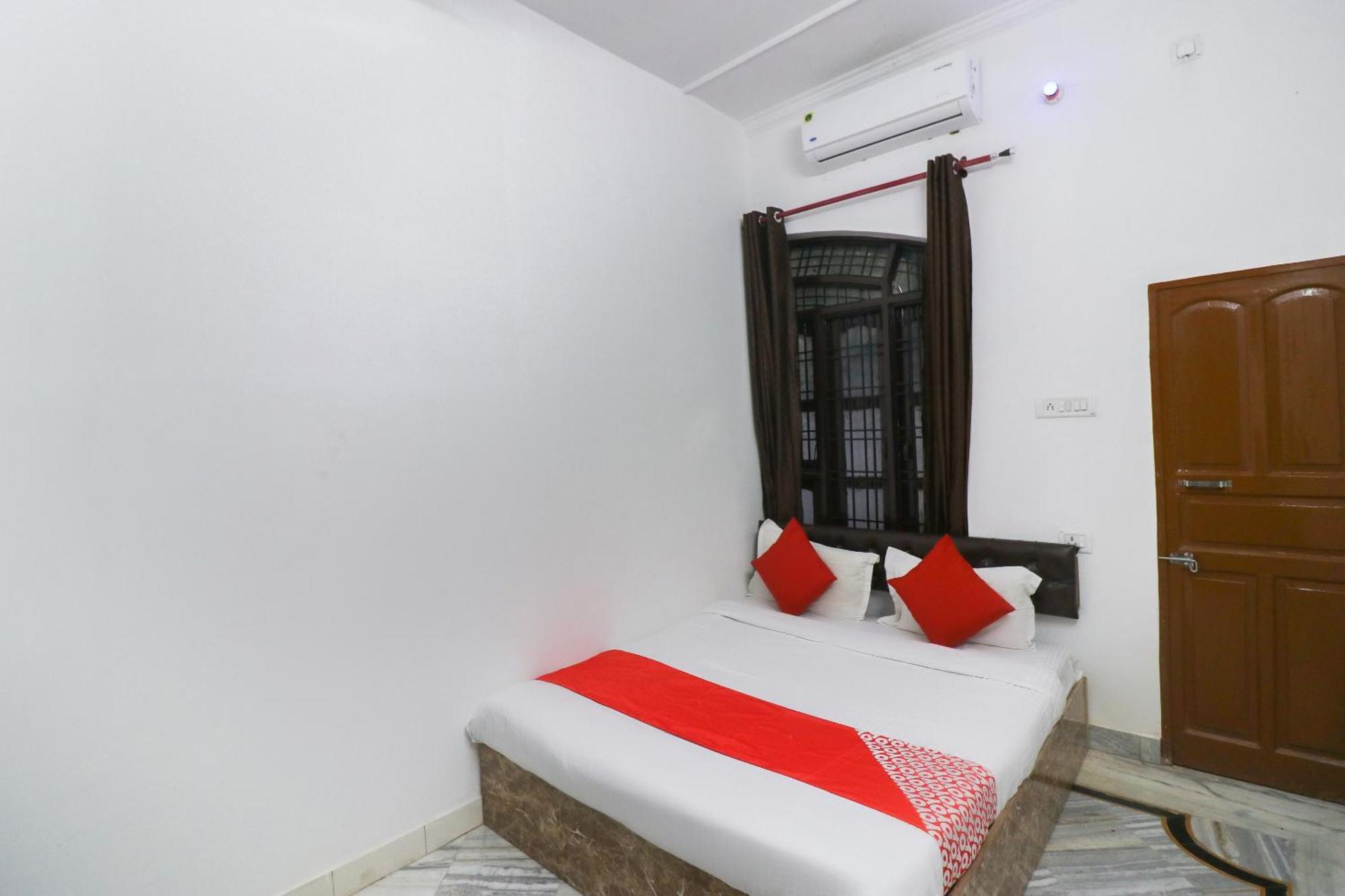 Hotel Flagship Xpress Near Munshi Pulia Metro Station 3*
